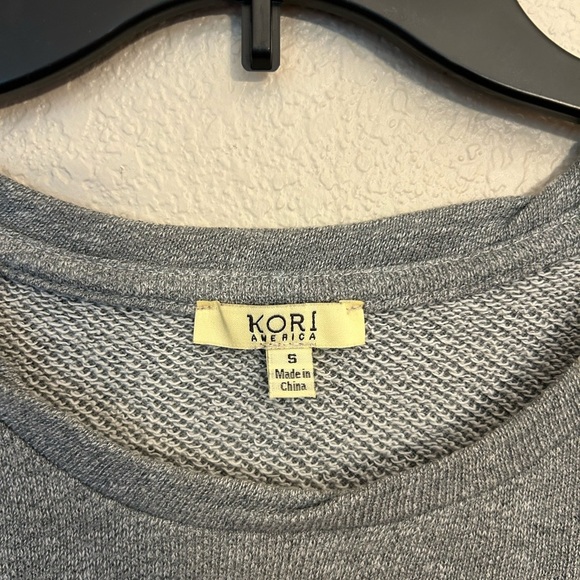 Women’s long sleeve gray top size small. Part of the shirt is plaid in the back. - Picture 4 of 5